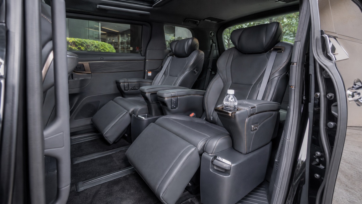 Toyota Alphard 二排 VIP 電動座椅整潔內裝特寫